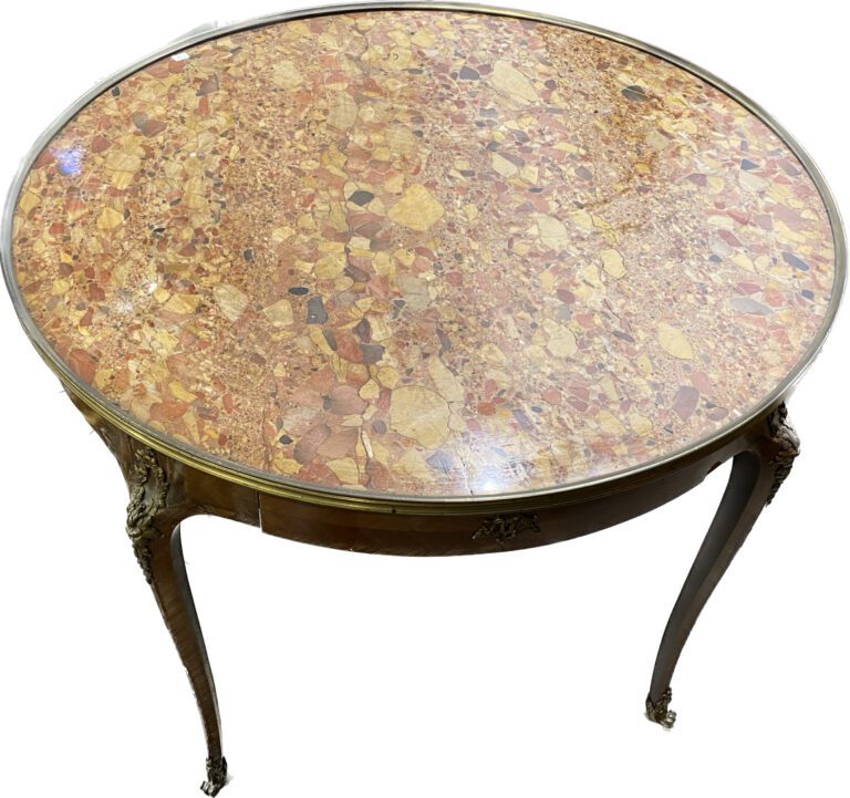 Grande table bouillotte en bois marqueté, ouvrant en ceinture par deux tiroirs…