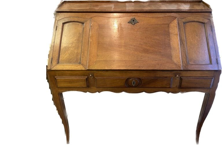Bureau de pente en noyer ouvrant par un tiroir en ceinture et deux tiroirs laté…
