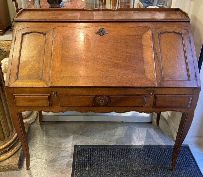 Bureau de pente en noyer ouvrant par un tiroir en ceinture et deux tiroirs laté…