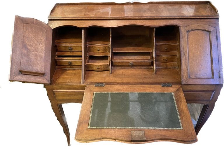 Bureau de pente en noyer ouvrant par un tiroir en ceinture et deux tiroirs laté…