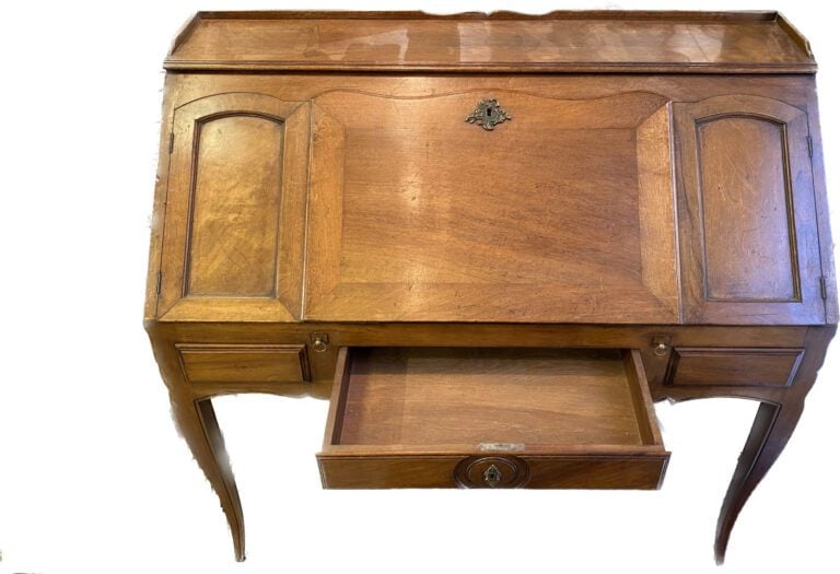 Bureau de pente en noyer ouvrant par un tiroir en ceinture et deux tiroirs laté…