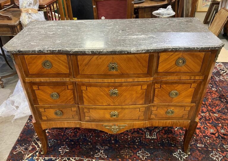 Commode en bois de placage ouvrant en façade par trois tiroirs, pieds légèremen…