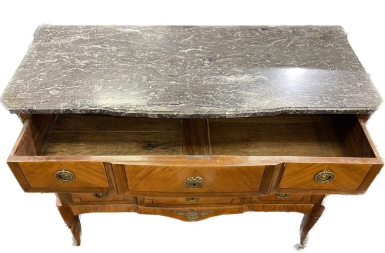 Commode en bois de placage ouvrant en façade par trois tiroirs, pieds légèremen…