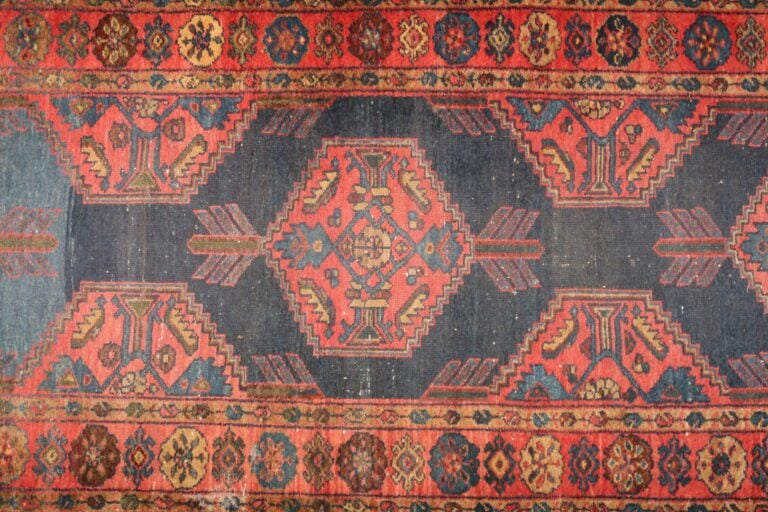Tapis galerie à décor de motifs stylisés sur fond bleu - 280 x 110 cm - On join…