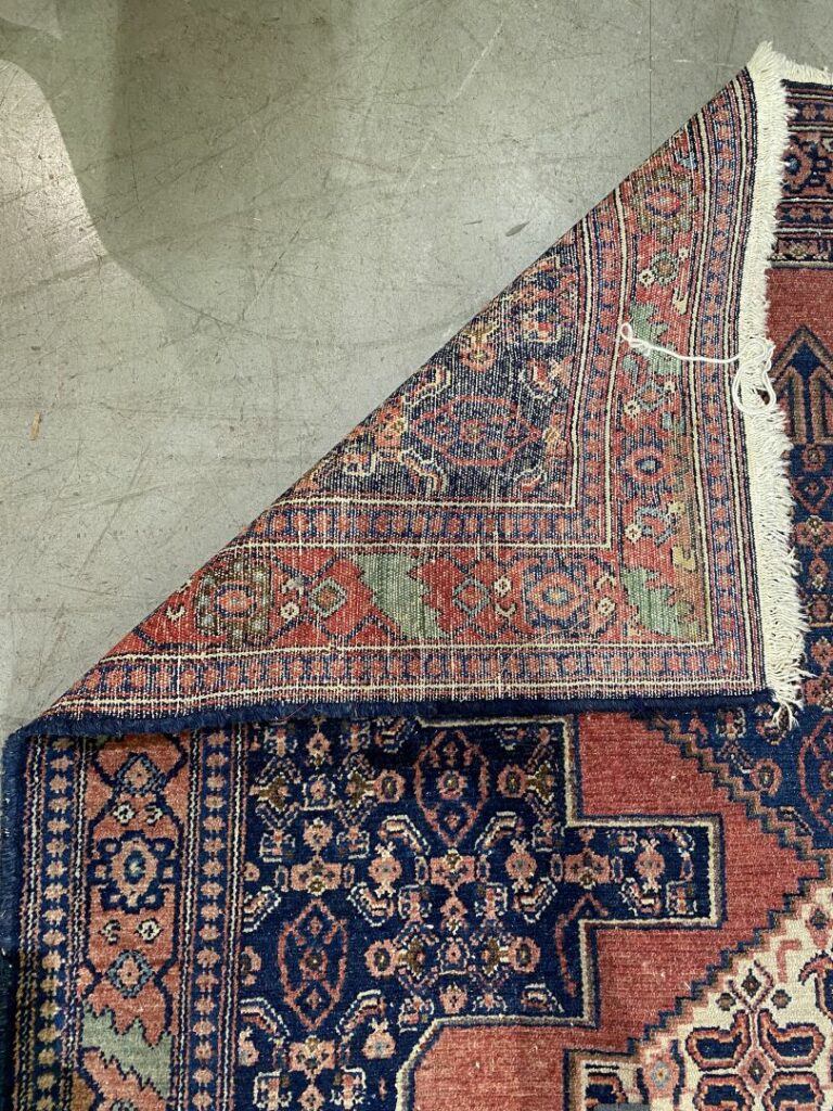 CAUCASE - Lot de deux tapis en laine à décor de motifs stylisés sur fond rouge…