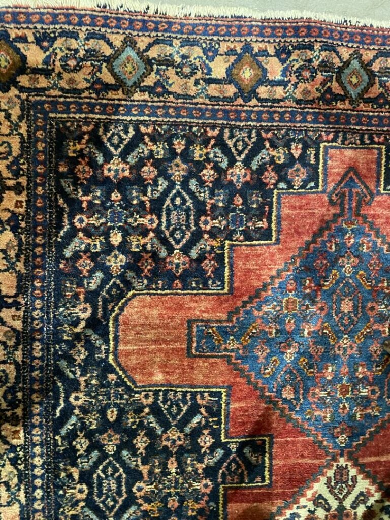 CAUCASE - Lot de deux tapis en laine à décor de motifs stylisés sur fond rouge…
