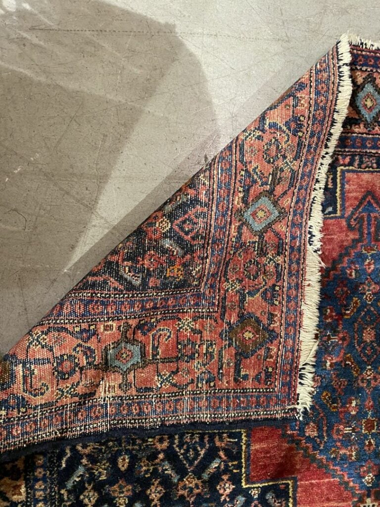 CAUCASE - Lot de deux tapis en laine à décor de motifs stylisés sur fond rouge…