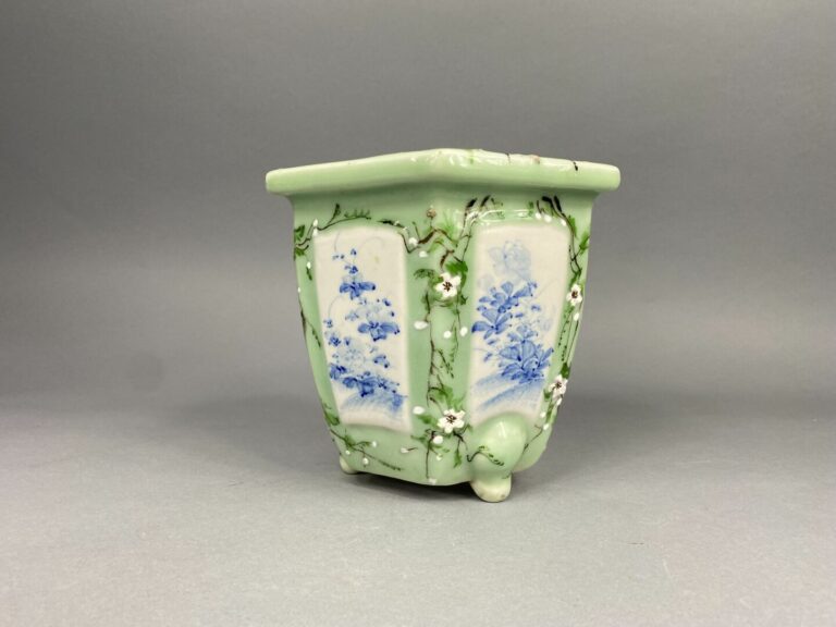 Vase en porcelaine émaillée sur fond vert et réserve en bleu blanc de frises fe…