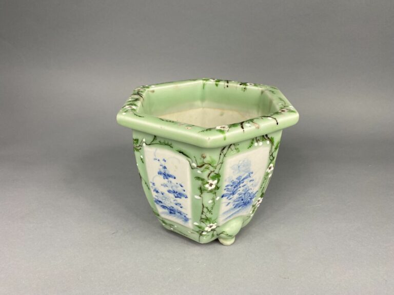 Vase en porcelaine émaillée sur fond vert et réserve en bleu blanc de frises fe…