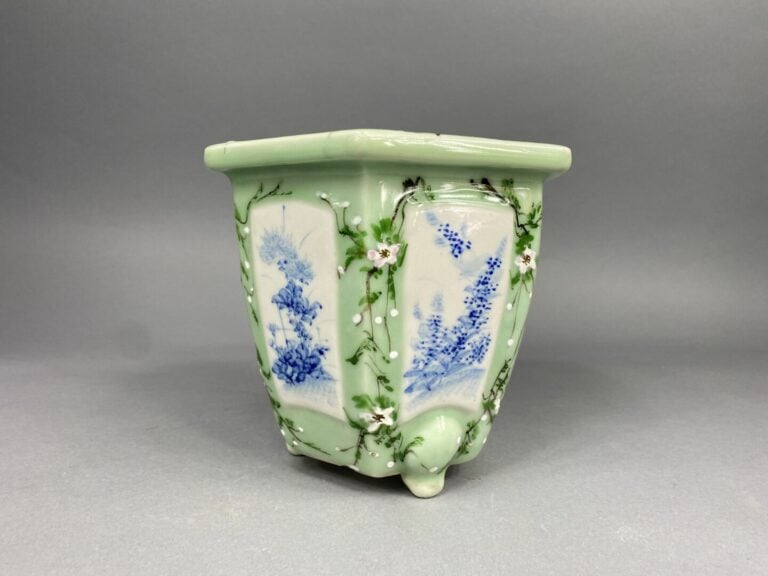 Vase en porcelaine émaillée sur fond vert et réserve en bleu blanc de frises fe…