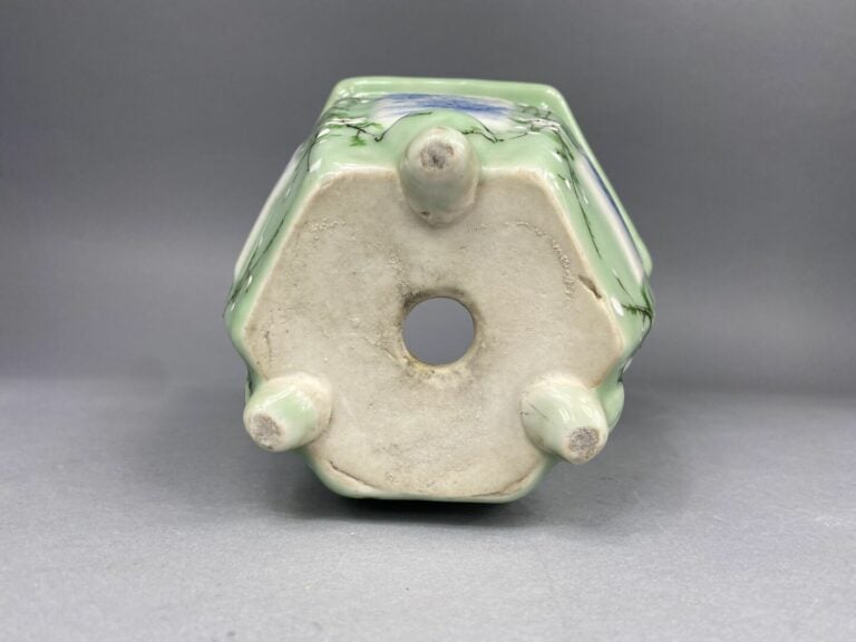 Vase en porcelaine émaillée sur fond vert et réserve en bleu blanc de frises fe…