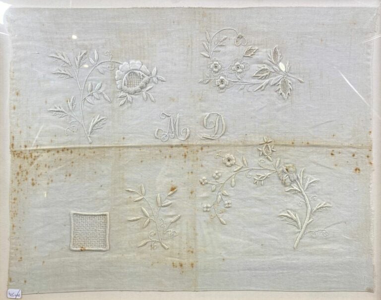 Ensemble de trois pièces brodées à décor floral, dont une monogrammée au centre…