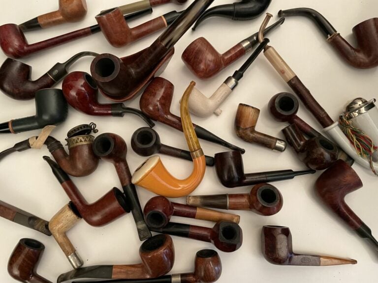 4 pièces encadrées diverses - On joint un herbier et un lot de pipes