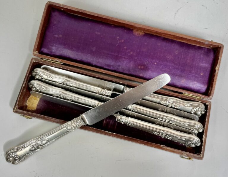 6 couteaux à fruits, manches en argent fourré à décor de coquilles et palmettes…