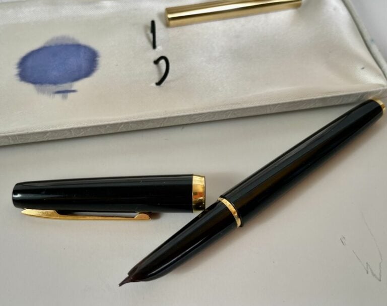 WATERMAN. Stylo-plume laqué dans son écrin ; plume en or.