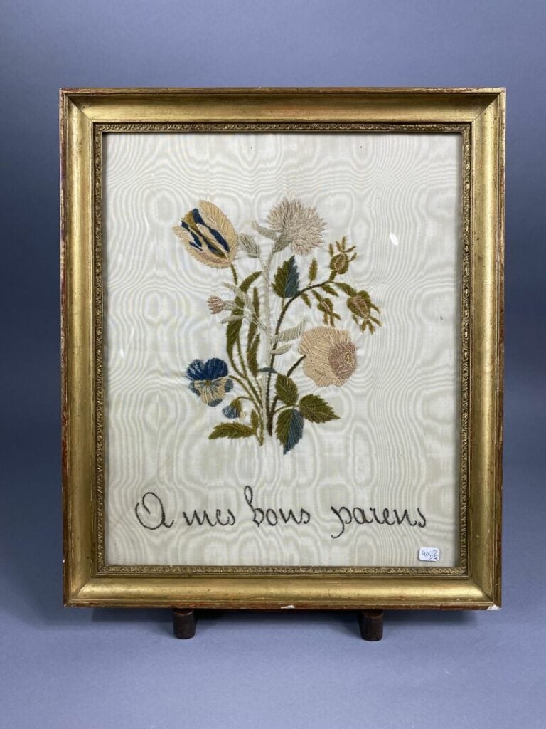 Ensemble de trois pièces brodées à décor floral, dont une monogrammée au centre…