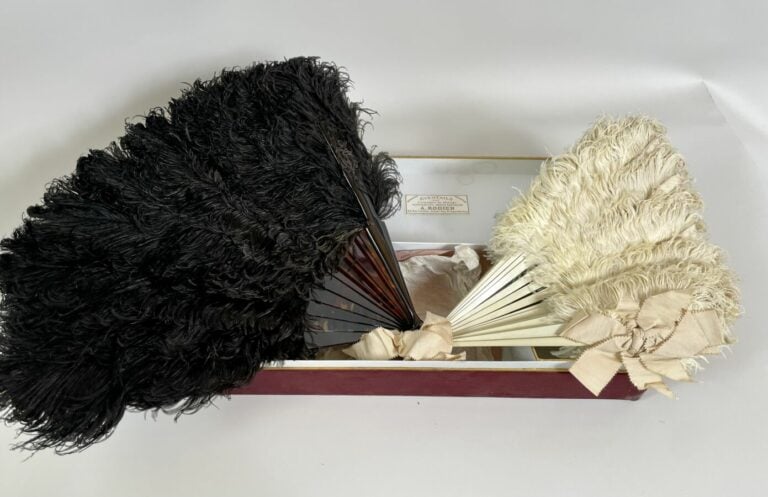Ensemble de dentelles comprenant : coiffe, ensemble de dentelles noires on join…