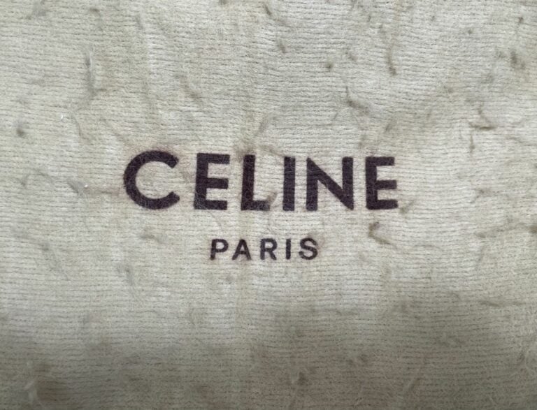 CELINE - Sac vintage à bandoulière en cuir noir . Avec sa housse. - 18 x 23 cm…