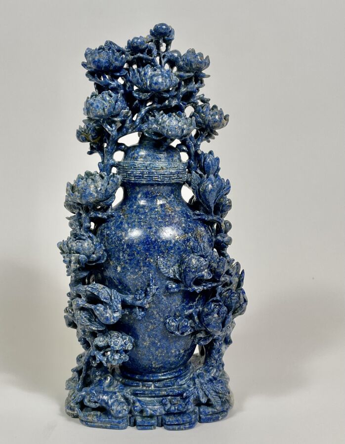 CHINE - Vase couvert en pierre dure bleue , à décor sculpté de fleurs, arbustes…