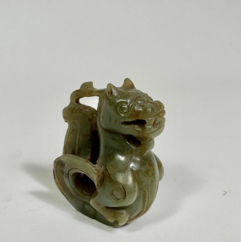 CHINE - Petite statuette en jade représentant un dragon - (Petits éclats, manqu…