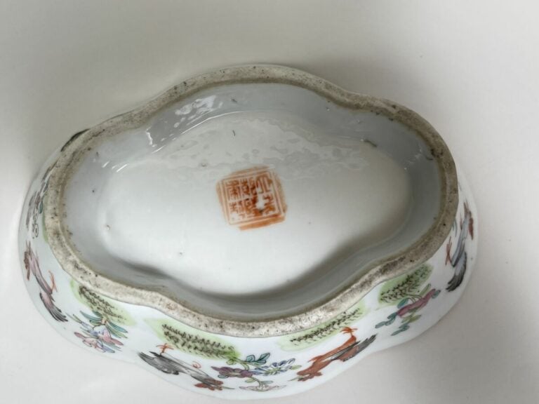 CHINE - Coupe oblongue à décor de coqs & herbes. - Marque apocryphe au dessous…