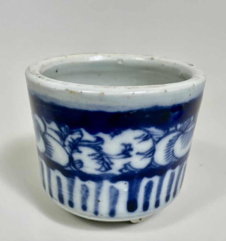 CHINE - Petit cache-pot tripode en céramique à décor en bleu de frises de fleur…