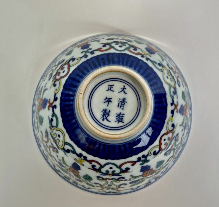 CHINE - Bol en porcelaine blanche à bordure évasé, à décor dit "doucai" de fleu…