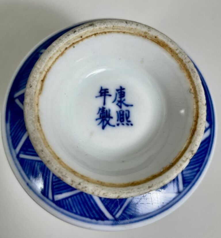 CHINE - Petit vase sur pied à anses à décor en bleu de frises de végétaux - Mar…