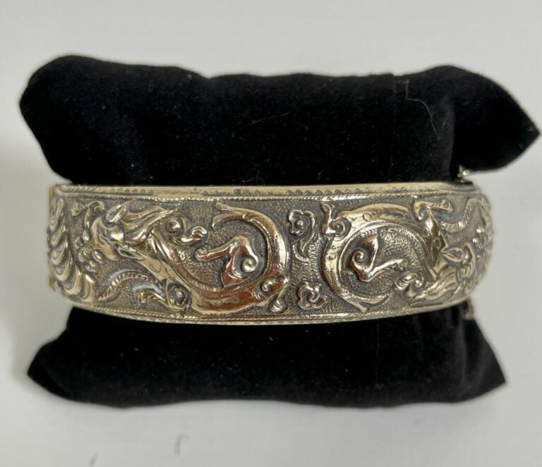 CHINE.Large bracelet rigide ouvrant en argent à motifs de dragons (légers enfon…