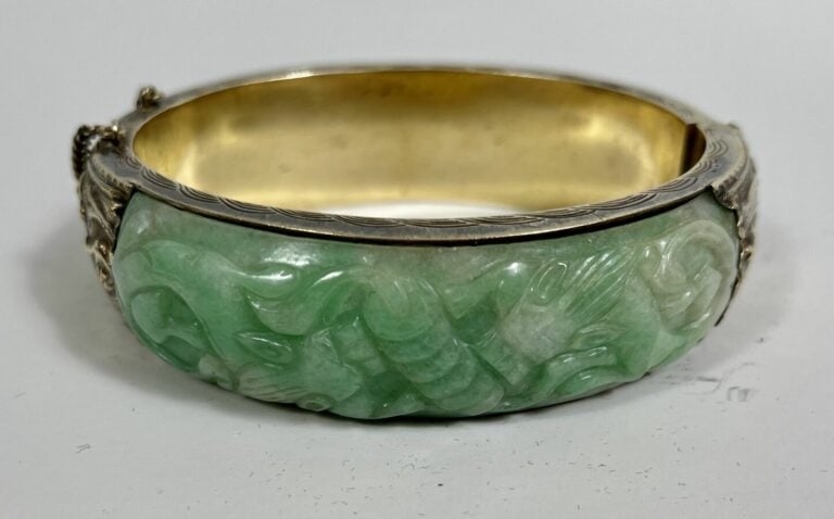 CHINE.Large bracelet rigide ouvrant en argent à motifs de dragons (légers enfon…