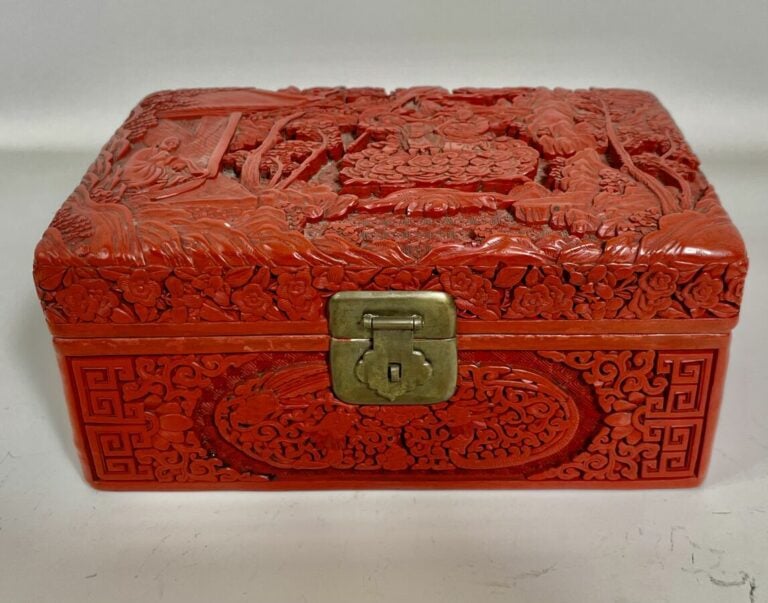 CHINE.Boite quadrangulaire en laque de cinabre à décor sculpté de personnages d…