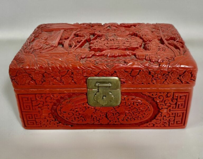 CHINE.Boite quadrangulaire en laque de cinabre à décor sculpté de personnages d…