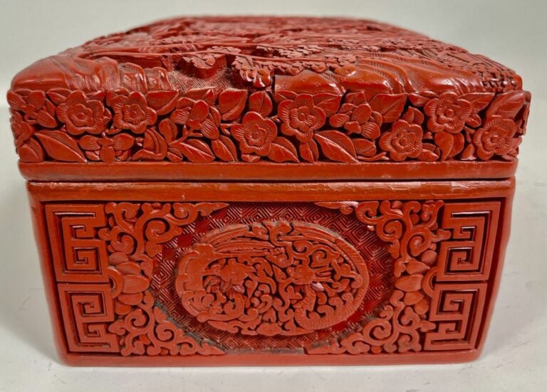 CHINE.Boite quadrangulaire en laque de cinabre à décor sculpté de personnages d…