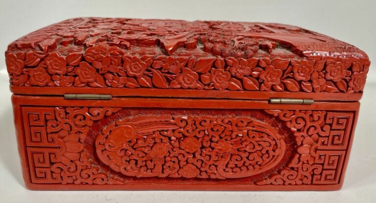 CHINE.Boite quadrangulaire en laque de cinabre à décor sculpté de personnages d…