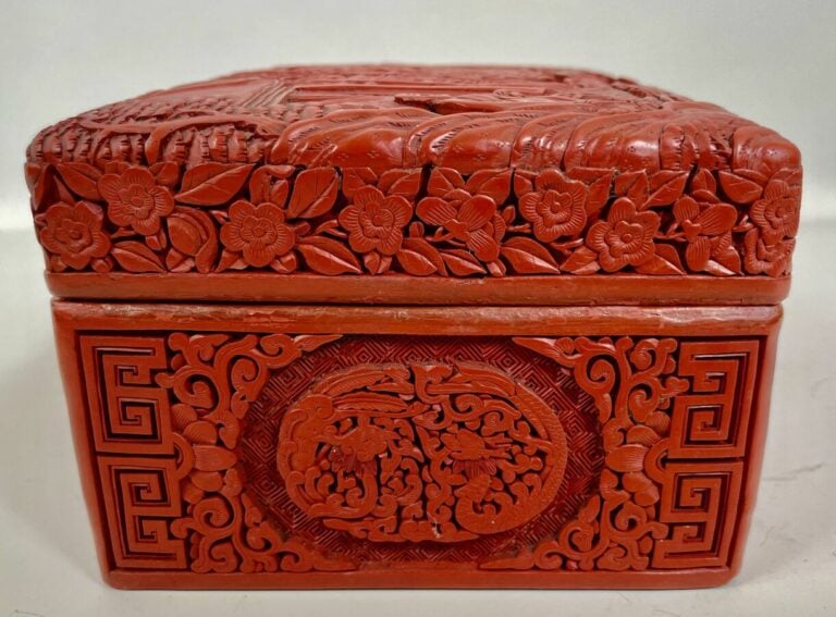 CHINE.Boite quadrangulaire en laque de cinabre à décor sculpté de personnages d…