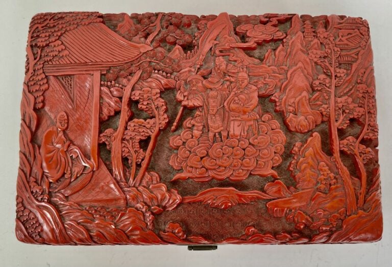 CHINE.Boite quadrangulaire en laque de cinabre à décor sculpté de personnages d…