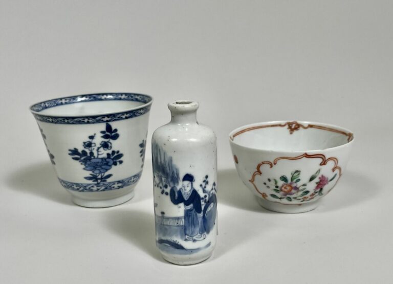 CHINE - Lot comprenant deux petits bols en porcelaine ( Un à décor en bleu sous…