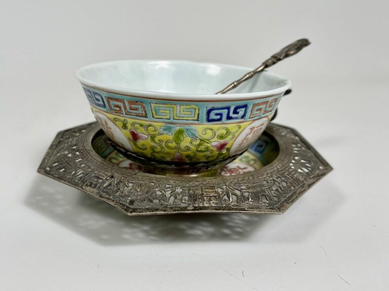 CHINE - Tasse en porcelaine et sa sous-tasse à décor d'idéogrammes dans des méd…