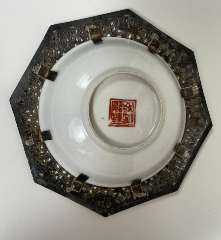 CHINE - Tasse en porcelaine et sa sous-tasse à décor d'idéogrammes dans des méd…