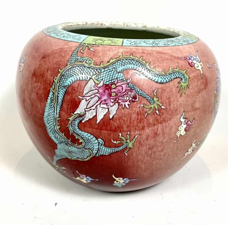 CHINE. Grand cache-pot en céramique émaillée à décor de dragon sur fond bistre.…