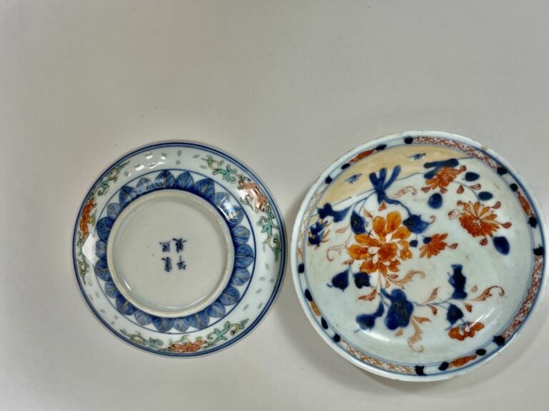 CHINE. Lot de deux coupelles en porcelaine : - - Une à décor de végétaux, l'aut…