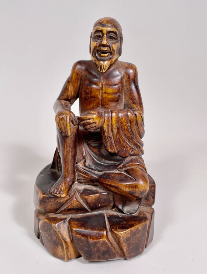 Sage assis en bois sculpté . - H: 17 cm