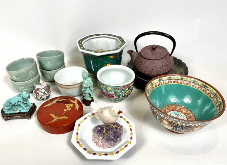 Ensemble de porcelaines ou céramiques comprenant : bols, tasses, cache-pot, suj…