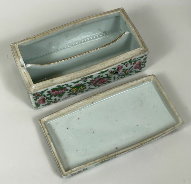 Boîte en porcelaine de Canton à décor de fleurs, insectes et oiseaux, à deux co…