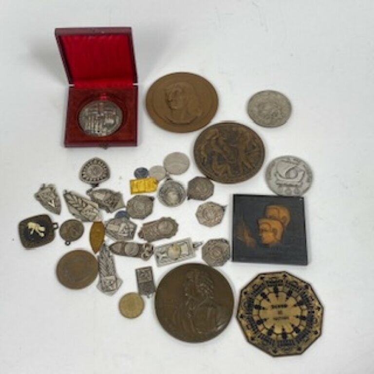 Important lot de médailles de table diverses et d'insignes