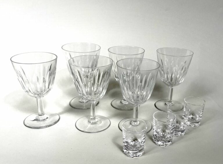 BACCARAT. - Ensemble de 6 verres à pied en cristal taillé. - Hauteur : 14 cm -…