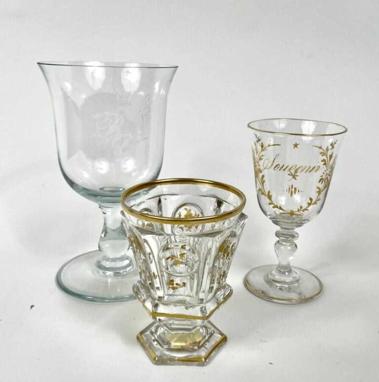 Lot comprenant : - - Un grand verre à pied en cristal uni gravé "BG" et d'un mo…