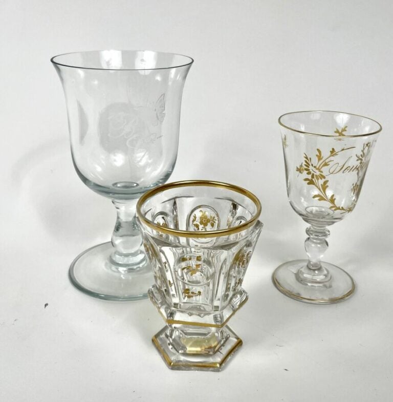Lot comprenant : - - Un grand verre à pied en cristal uni gravé "BG" et d'un mo…