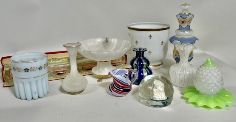 Lot de petits vases divers : vase couvert en verre opalin à décor floral, vase…