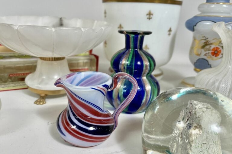 Lot de petits vases divers : vase couvert en verre opalin à décor floral, vase…